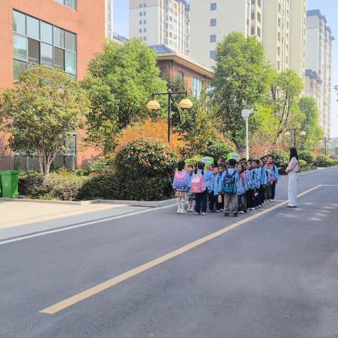 路队展风采     习惯促成长 ——驻马店市第三小学南校区路队评比活动