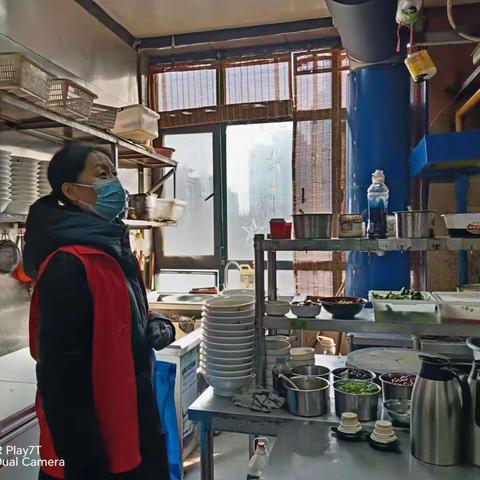 金耀街道湖滨社区开展油烟安全排查工作