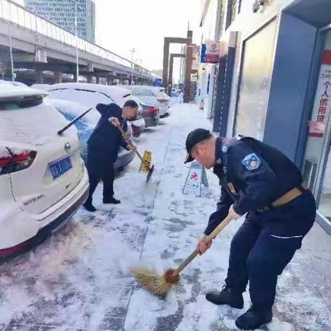 最美下雪天，最暖除雪人