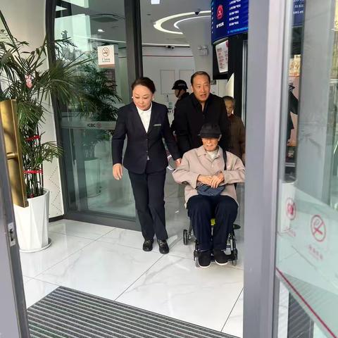 牡丹支行“夯基础 提品质”服务提升季：暖心服务，我们在行动