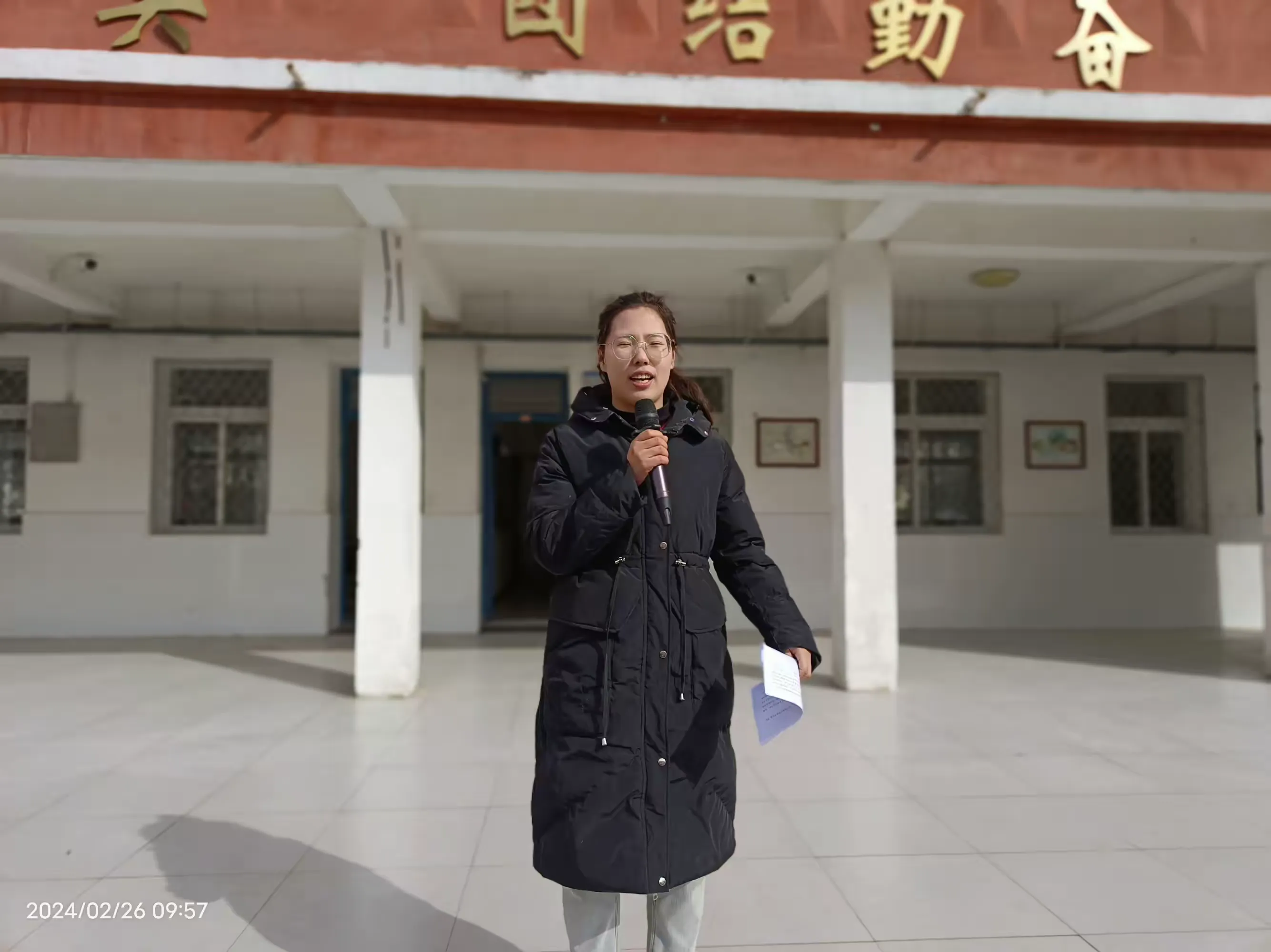 简篇-忆过往热辣滚烫,向未来飞驰人生--龙河初中举行春季开学典礼。