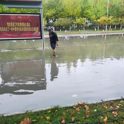 察布查尔县突降大雨，新安洁公司迅速行动排除积水