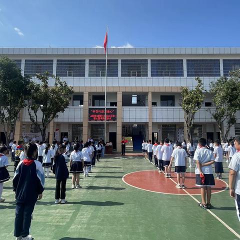 “书香传递润童心 爱心相赠伴成长”——金钩小学第一届读书活动暨创建“书香校园”启动仪式