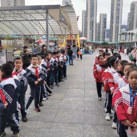 “观少年先锋，忆峥嵘岁月”——M1二年三班观看电影《少年先锋》