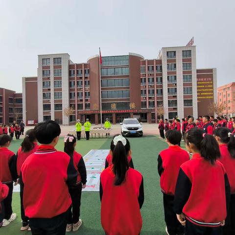哈密交警走进哈密市第五小学开展“全国中小学生安全教育日”主题活动
