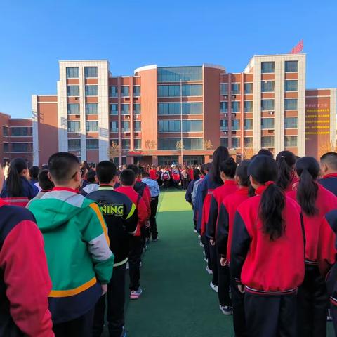 哈密市第五小学举行“防范校园欺凌，法律护航成长”主题升旗仪式