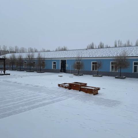 温情融积雪 爱意满校园——哈拉沁福和希望小学扫雪活动纪实