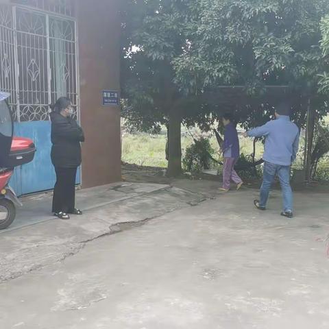 响应“六水共治”，开展潭牛居社区周边环境整治清理活动
