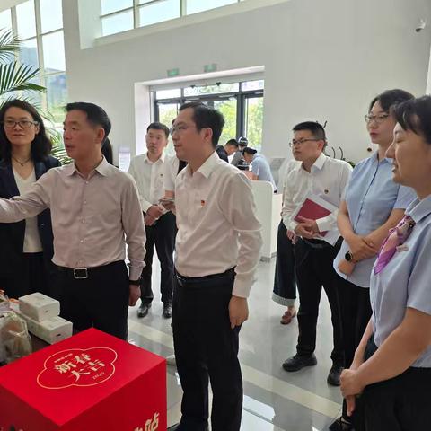 总行胡亚辉资深专家一行莅临泰安岱岳支行营业室开展“一卡一户”调研活动