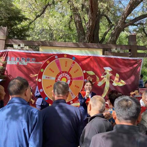 鄂尔多斯银行乌海甘德尔支行举办第一场“浓情厚爱 温馨相伴”幸运大抽奖主题大型宣传活动。