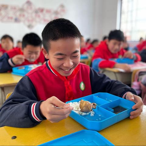 赣州市金星小学学生营养午餐今天正式开餐啦！