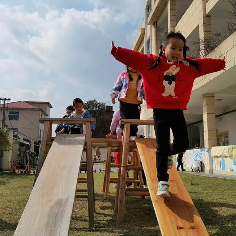 小舞台大梦想——芦溪镇年丰村幼儿园混龄班游戏案例