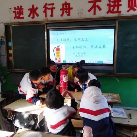 殷都区安丰乡木厂屯小学开展消防安全演练