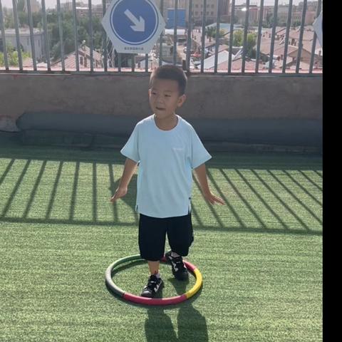 小太阳幼儿园中一班户外游戏——趣味呼啦圈
