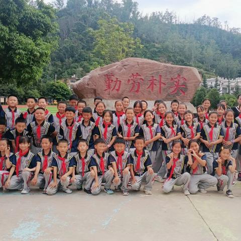 以“爱”陪伴“孩子们的成长” 用“心”记录“孩子们的点滴” —金龙明德小学四（5）班快乐成长记