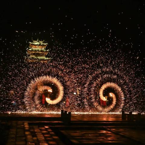 免门票（端午）活动重磅来袭（齐云山需自理单程索道），齐云打铁花、游园鱼灯会、横江舞金龙、福海花月夜，齐聚齐云小镇，可搭配、祖源木梨硔、西溪南、徽州古城雄村、南屏屏山卢村、新安江（所有景区免门票），