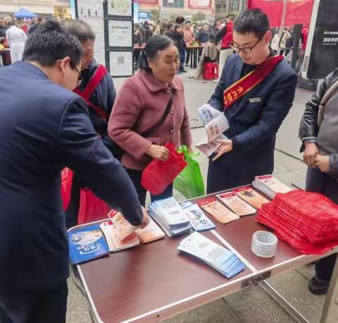 贵州银行开阳支行为市民“兑零钱” 做好人民币知识宣传