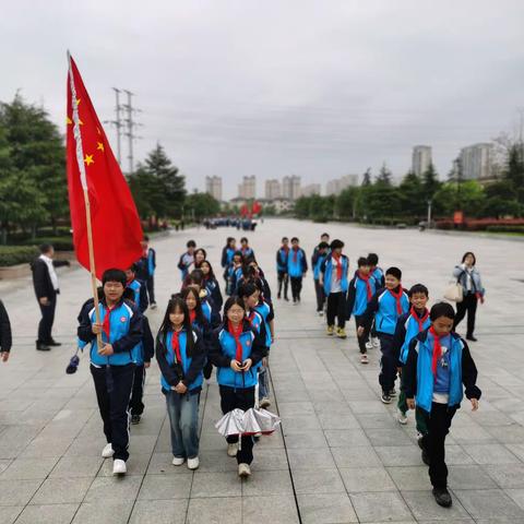 【党建+团建+队建】   清明祭英烈，追昔思奋进 ————朝阳中学清明节祭扫活动