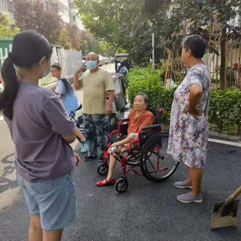 精准普法基层行——人民西社区开展反邪教入户宣传活动