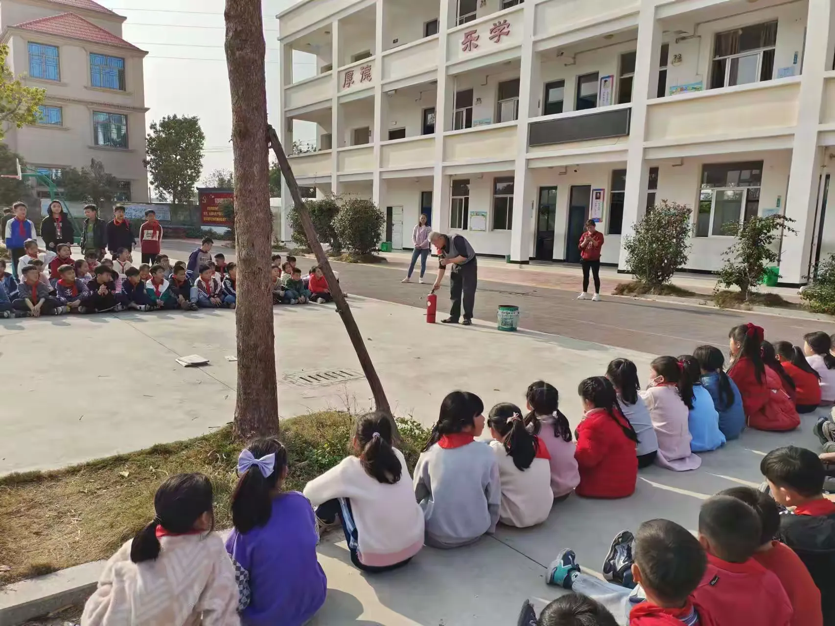 简篇-防火演练,防患未“燃”—梅岭镇下傅小学防火演练活动