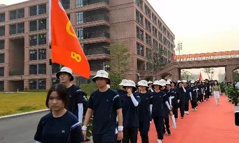 春光明媚，早上7：00高108班的同学们伴随着学校的锣鼓声，朝气蓬勃地出发参加华阳湖远足活动。