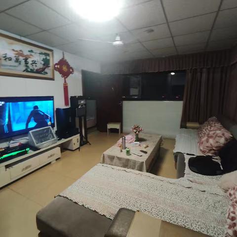 出租套三单卫，春熙广场旁兴园民宅二期顶楼带花园1.28万/年，联系电话610242