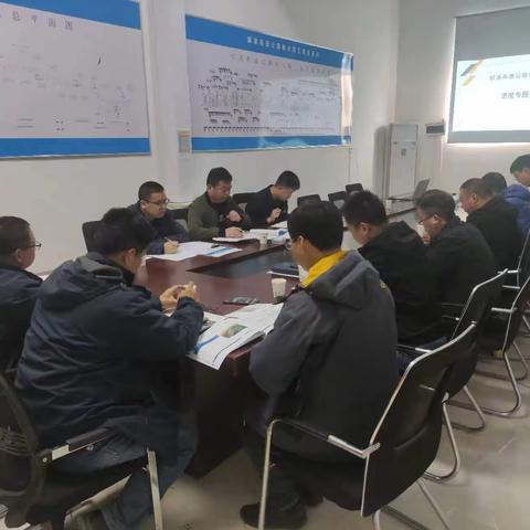 路通公司：抢抓施工“黄金期”铆足干劲推进度---邯港高速总监办召开进度专题会