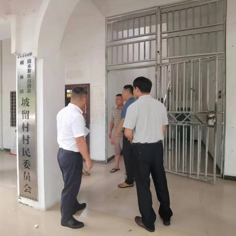 椰林镇与县邮政局及县公交集团到各村委会开展村级寄递物流综合服务站选址工作