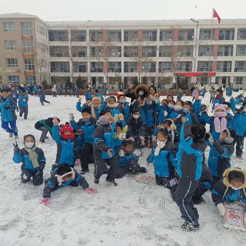 “与雪相遇,趣味玩雪”灵武市第一小学一年级（8）班雪天户外活动