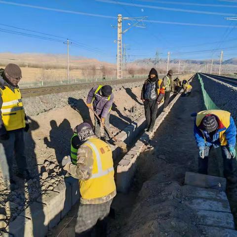 青藏线增设排水沟施工进行中