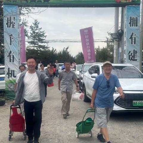 【疆电银龄】国网新疆电力公司本部组织老同志金秋采摘
