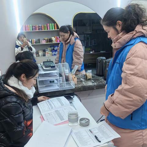 温暖秋冬 |古城街道新苑社区名人国际网格员崔敏上门经济普查，困难人群排查