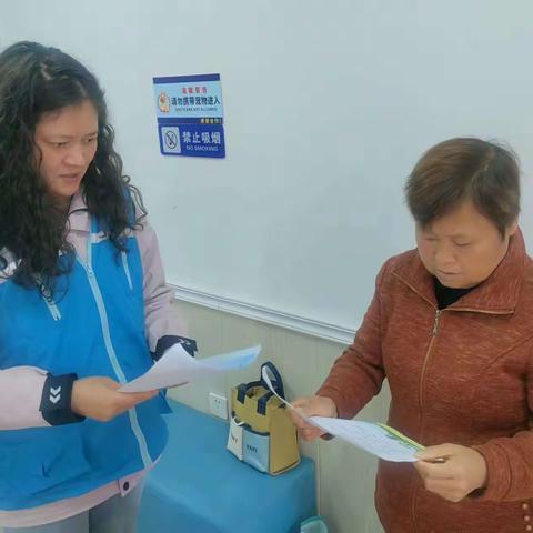 贯彻二十大 奋进新征程 |古城街道新苑社区名人国际网格员崔敏宣传安全教育日，进小区整理环境卫生
