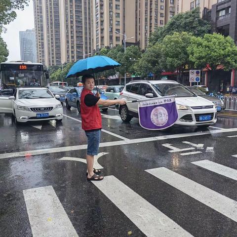 雨中坚守“护学”，为平安“站岗”----1905班家长义工护学记