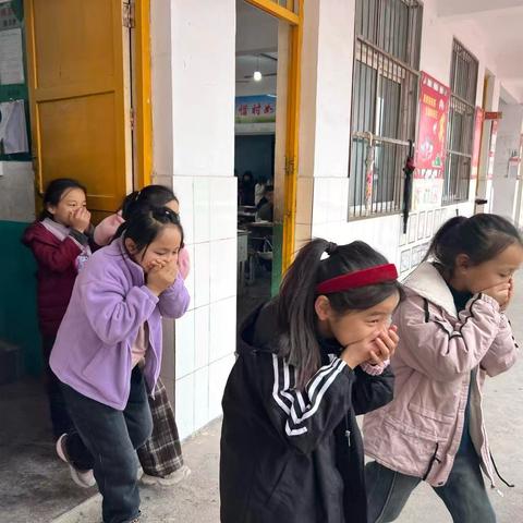 全民消防  生命至上——王楼镇中心小学消防演练。