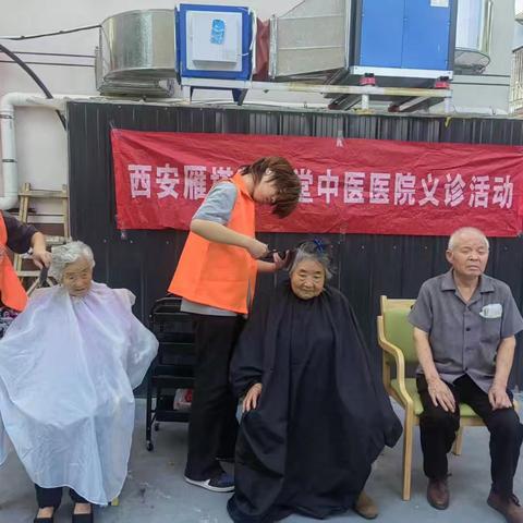 东滩社区养老服务站开展“关爱老人·守护健康"志愿活动