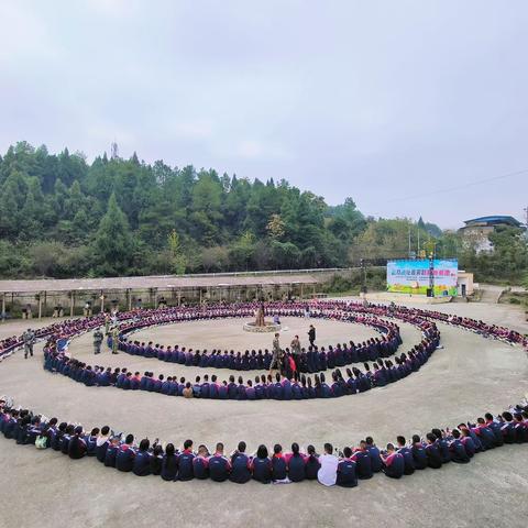 重庆市南华中学校七年级二十六班赴金刀峡开展“朝花夕拾 行走秋日”主题研学活动