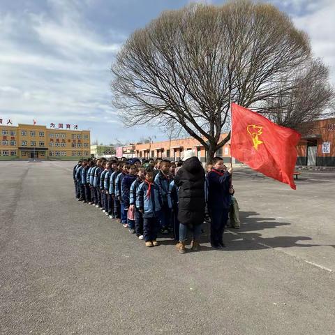 喀拉托海镇寄宿制中心小学“雷锋精神代代传，阳春三月树新风”主题活动