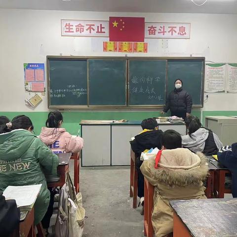 12月11日我校开展了统战知识进校园暨“崇尚科学 健康成长”主题班会。