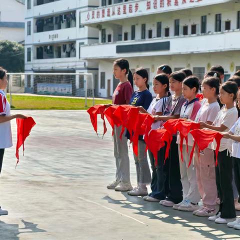 展示少先队礼仪风采，做新时代好少年——良口乡中心小学高年级校区2024年秋季学期少先队礼仪展示评比活动