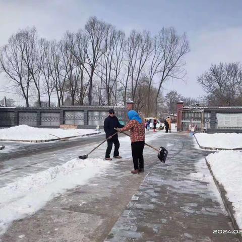 玉都镇下坳小学——清扫积雪净校园 铲雪除冰保安全