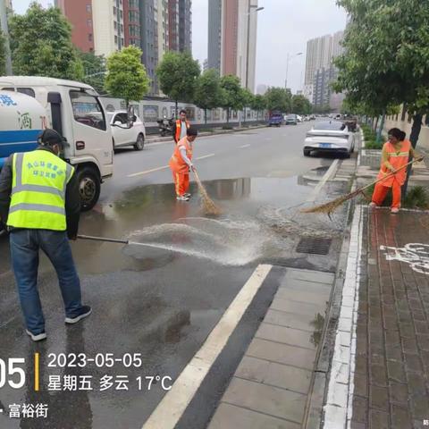 开发区城管局环卫所持续开展每周五城市清洗行动