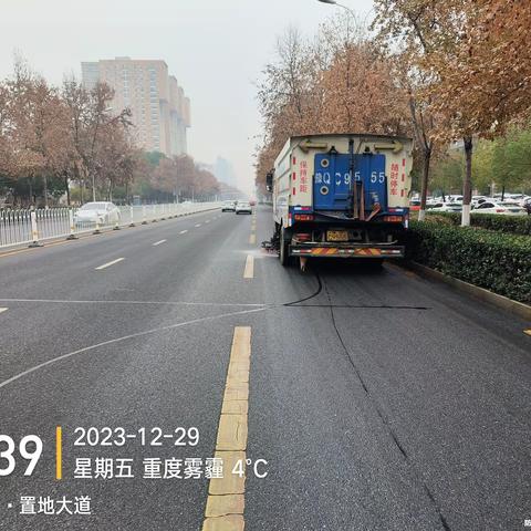 开发区城管局环卫所持续开展每周五城市清洗行动