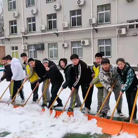 雪舞无声扮校园  除冰扫雪保安全