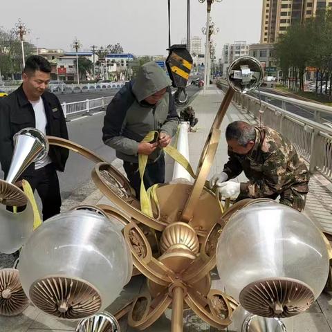 大风天气，路灯维修人员的坚守