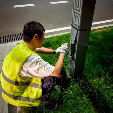 深夜里的城市光影守护者