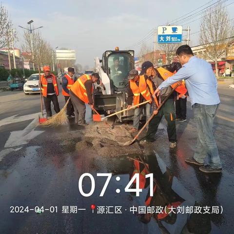 源汇区公路事业发展中心节前积极处理路面病害，保障人民安全出行