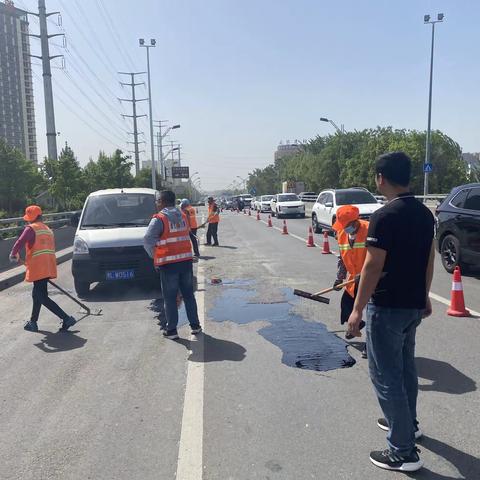 源汇区公路事业发展中心开展道路刷油工作