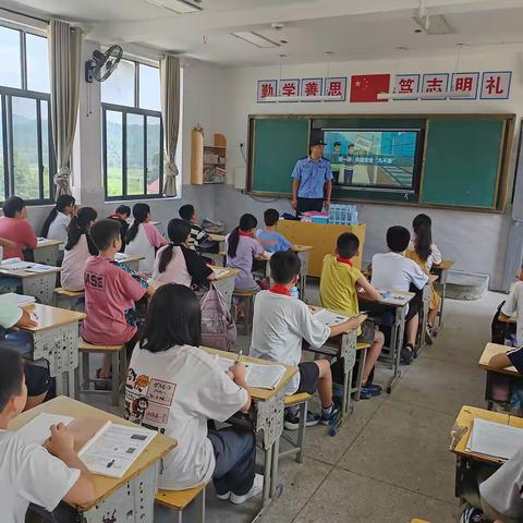 “开学第一课”  铁路安全知识进校园