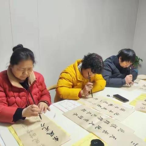 书法进社区 传承好家风  韩北社区养老服务站开展老年人书法培训活动